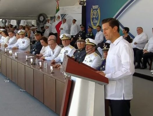 Frente a los cadetes graduados, Peña Nieto destacó que el objetivo de la reforma educativa es que los mexicanos tengan más oportunidades de trabajo y educación. Foto tomada de la cuenta de Twitter @PresidenciaMX
