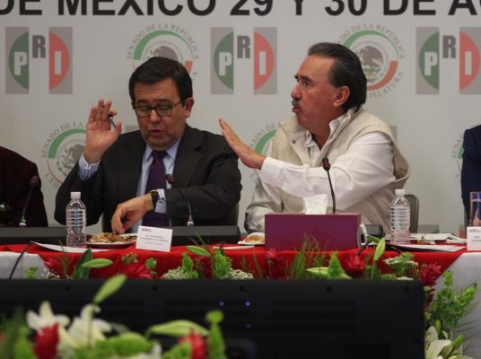 El secretario de Economía Ildefonso Guajardo asistió a la plenaria de senadores del PRI, en la foto lo acompaña el senador Emilio Gamboa. Foto/José Antonio López.