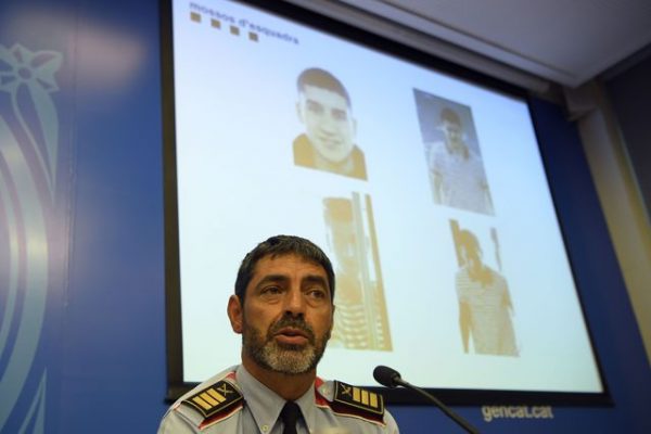 El jefe de la Policía catalana, Josep Lluis Trapero, da una conferencia de prensa sobre el principal sospechoso del atropello masivo del jueves en Barcelona, Younes Abouyaaqoub. Foto/Afp.