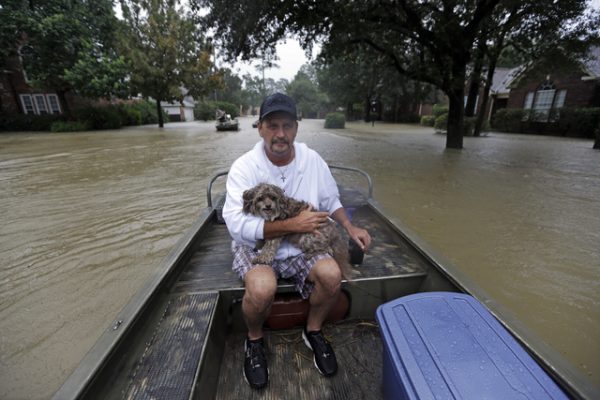 Un hombre es desalojado con su perro de una zona inundada por ‘Harvey’ en Spring, Texas. Foto/Ap
