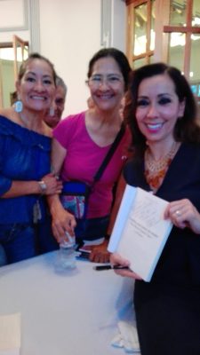 Tina y Candelaria Rodríguez junto a María Elena Orantes.
