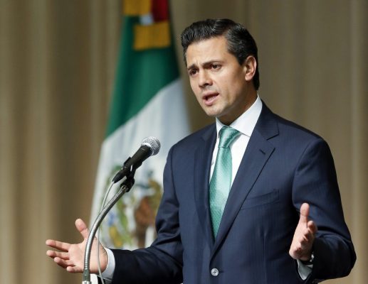 Enrique Peña Nieto presenta su V informe de gobierno, mismo que fue enviado por escrito a la sede del Poder Legislativo.