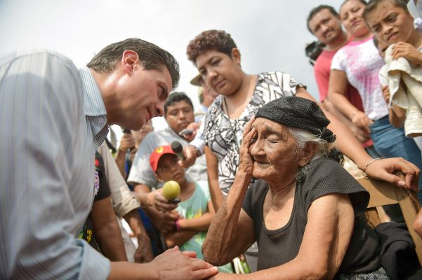 En Oaxaca el Presidente Enrique Peña Nieto anunció que su gobierno entregará de manera personal tarjetas de Bansefi a los afectados de Oaxaca y Chiapas en sus viviendas por el sismo del 7 de septiembre.