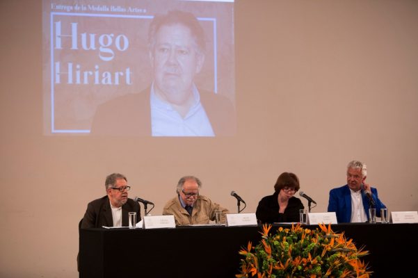 Hugo Hiriart recibió la Medalla Bellas Artes en compañía de Muni Lubezki, Laura Almela y German Jaramillo en la sala Manuel M. Ponce del Palacio de Bellas Artes. Foto/Yazmín Ortega Cortés.