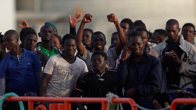 77 por ciento de los menores migrantes o refugiados que emprenden la ruta del Mediterráneo central fueron víctimas de abuso. Foto/ juninalminuto.com.