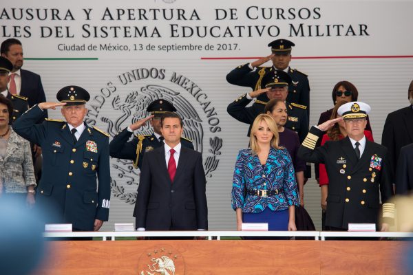 El presidente Enrique Peña Nieto, acompañado de los secretarios de Marina y Defensa, durante la clausura y apertura del ciclo escolar en Colegio Militar. Foto/Marco Peláez