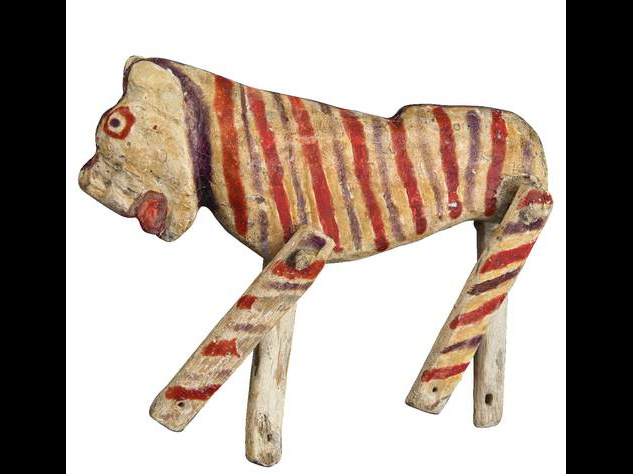Este ‘Chintete en forma de tigre’, de autor desconocido, elaborado el siglo pasado con madera tallada en Temalacatzingo, Guerrero, forma parte de la colección de arte popular de Roberto Montenegro. Foto cortesía INBA