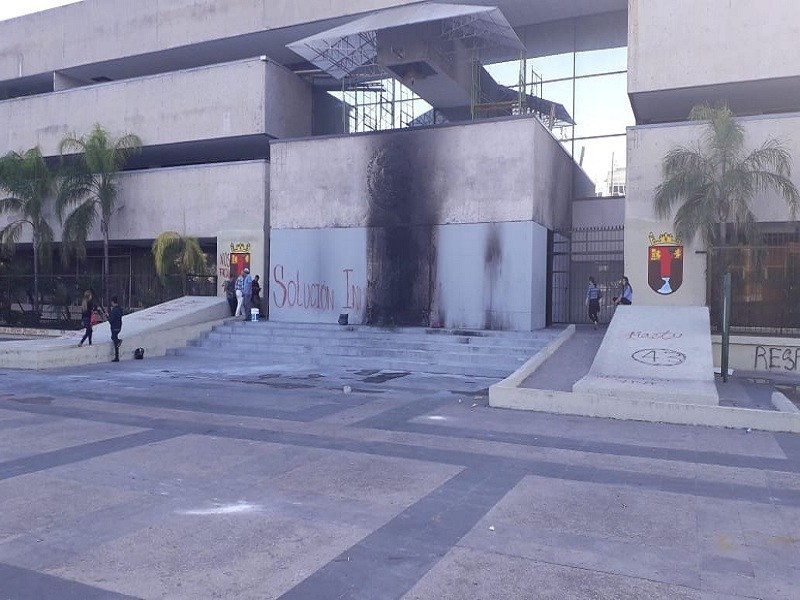 Normalistas vandalizan Palacio de Gobierno expresochiapas