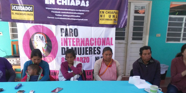 Familiares de la mujer acusada en rueda de prensa en las instalaciones del Centro de Derechos Humanos Fray Bartolomé de Las Casas (Frayba). Foto/Elio Henríquez.