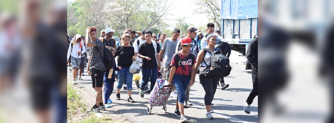 Una caravana de alrededor de 800 migrantes retomó su camino hacia la frontera México-EU y dejó Tapachula con el objetivo de llegar a Huixtla, Chiapas. Foto/ ‘La Jornada’.