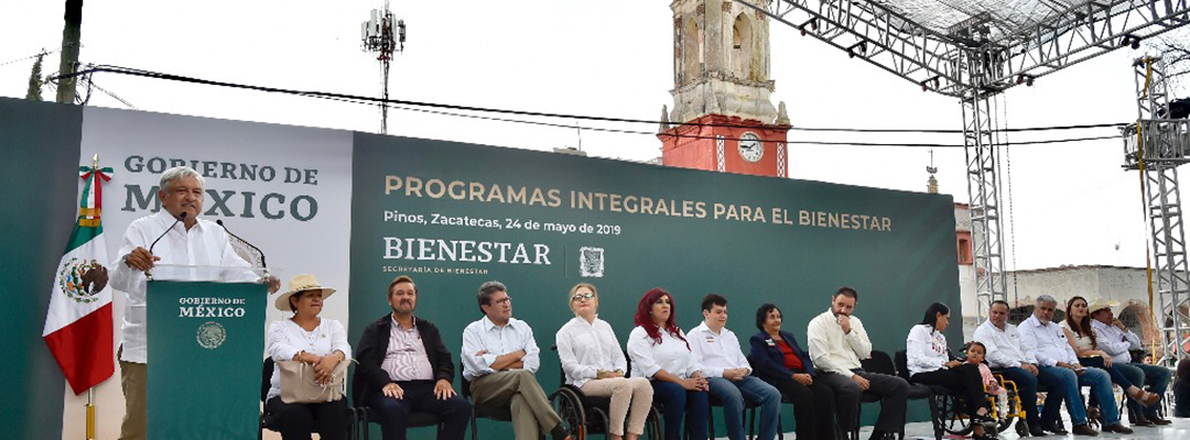El discurso de López Obrador en la Plaza central de Pinos, Zacatecas, duró sólo 20 minutos porque empezó a llover. Foto/Presidencia.