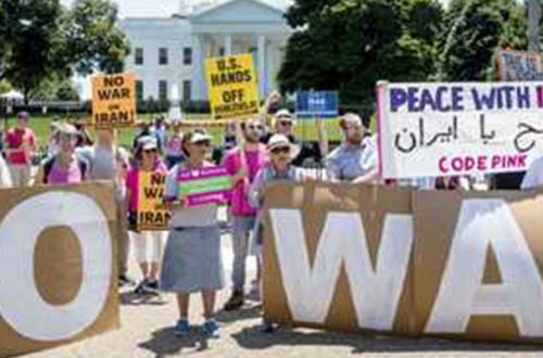 Integrantes de la coalición Answer se manifiestan frente a la Casa Blanca en rechazo a una guerra contra Irán y que no se interfiera en Venezuela. Foto/Ap