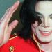 La estrella Michael Jackson, también llamada ‘Rey del Pop’, saluda a los fotógrafos durante una conferencia de prensa en París, el 19 de marzo de 1996. Foto/Afp