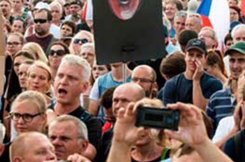 Unas 250 mil personas se movilizaron en Praga para exigir la renuncia del primer ministro, Andrej Babis, por sospecha de fraude. Foto/Afp
