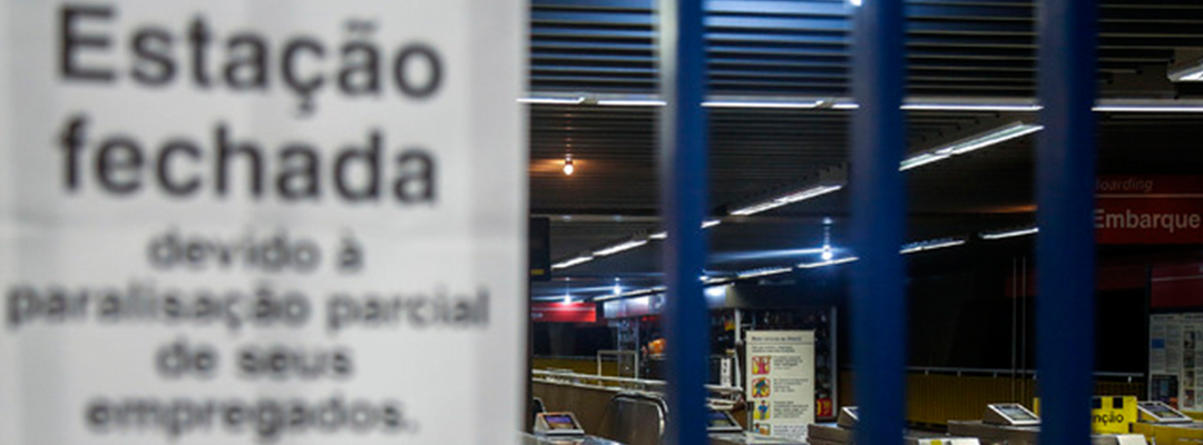 Trabajadores del metro en Sao Paulo, Brasil se unieron al paro de labores. Foto/Afp