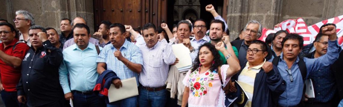 Integrantes de la CNTE a su salida de la reunión con el presidente Andrés Manuel López Obrador.