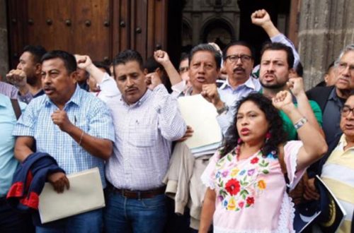 Integrantes de la CNTE a su salida de la reunión con el presidente Andrés Manuel López Obrador.