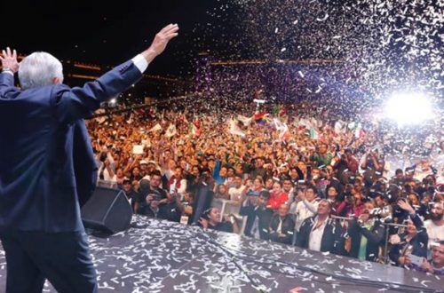 Andrés Manuel López Obrador al final de su discurso en el Zócalo, la noche del 1 de julio de 2018. Foto/Carlos Ramos Mamahua