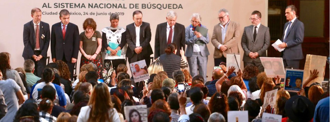 Una mujer incluso se arrodilló frente al Presidente para pedir ayuda en el caso de su hijo desaparecido. Foto/Luis Castillo.