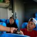 Personal del Instituto Nacional de Migración revisa identificaciones a pasajeros de un autobús en Tapachula, Chiapas. Foto Ap/ Rebecca Blackwell