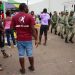 Migrantes africanos y haitianos, atentos al arribo de elementos de la Marina para reguardar las instalaciones del INM en Tapachula, Chiapas. Foto Luis Castillo.