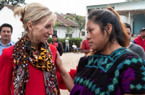La directora del IDMC, Alexandra Bilak (izq.), conviviendo con personas de la comunidad de San Cristobal de las Casas, Chiapas. Imagen tomada de Twitter: @AlexandraBilak
