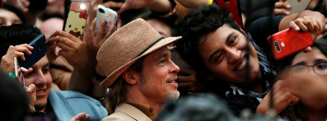 Brad Pitt repartió sonrisas, abrazos, autógrafos y ‘selfies’ a sus seguidores en una plaza comercial de Naucalpan, Estado de México. Foto/Ap