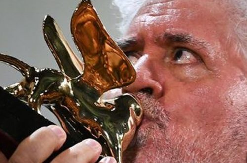 El cineasta español Pedro Almodóvar recibió el León de Oro a la Carrera como un "acto de justicia poética". Foto/Afp