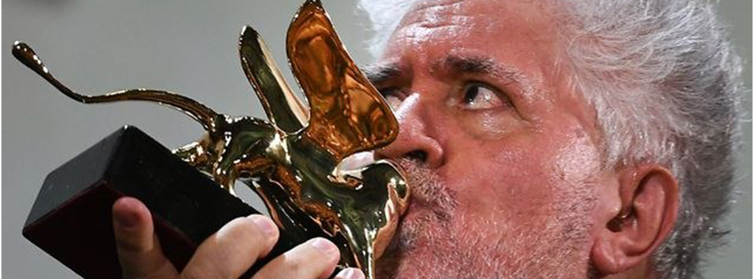 El cineasta español Pedro Almodóvar recibió el León de Oro a la Carrera como un "acto de justicia poética". Foto/Afp
