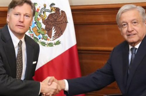 El presidente Andrés Manuel López Obrador y el embajador de Estados Unidos en México, Christopher Landau, en Palacio Nacional, el 26 de agosto de 2019. Foto tomada de Twitter @lopezobrador_
