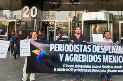 Integrantes de la Asociación Mexicana de Periodistas Desplazados y Agredido durante la protesta en instalaciones de la FGR. Foto/Cortesía AMPDA