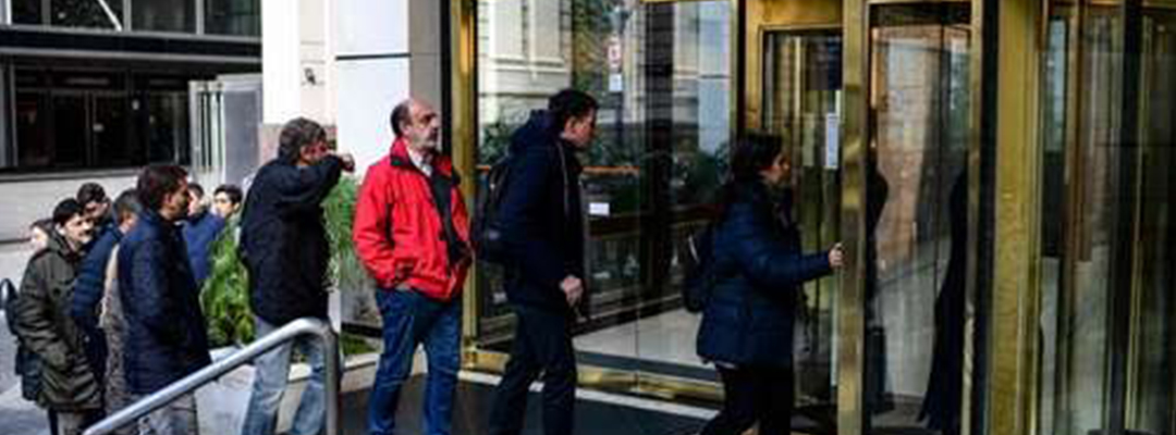 Larga fila afuera de un banco ayer en Buenos Aires, tras el decreto del presidente Mauricio Macri para tratar de frenar la caída del peso frente al dólar. Foto/Afp