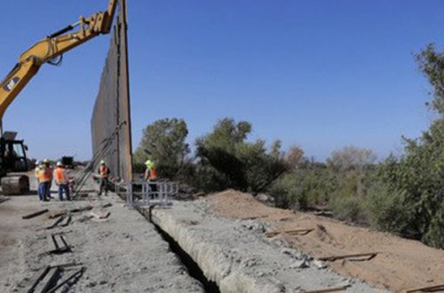 Construcción de una sección del muro fronterizo con fondos del Pentágono, en Yuma, Arizona. Foto/Ap