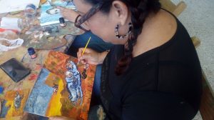 Alumna del taller realizando su réplica de una de las obras de Vincent Van Gogh