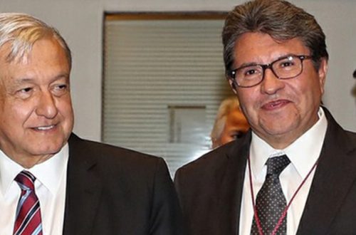 El presidente Andrés Manuel López Obrador y Ricardo Monreal, el 29 de agosto pasado en la plenaria de Morena en un hotel de la capital. Foto/Marco Peláez