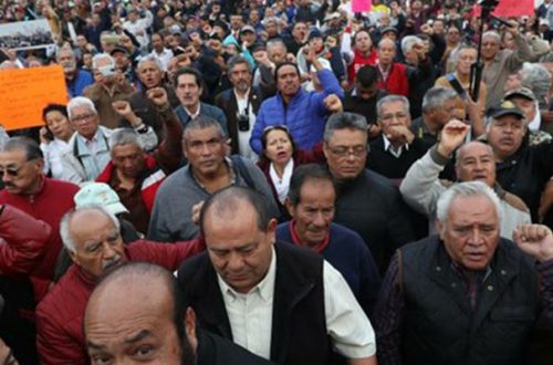 Protesta frente a palacio Nacional de unos 500 agremiados del SME que desconocen al dirigente. Foto Yazmín Ortega