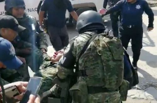 El elemento de la Guardia Nacional, que formaba parte del convoy de la BOM, que fue lesionado es auxiliado por sus compañeros. Imagen tomada de video ‘La Jornada’