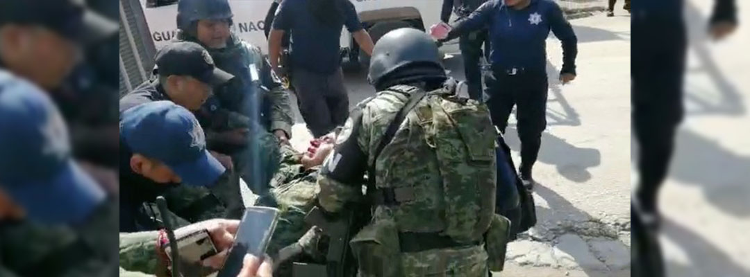 El elemento de la Guardia Nacional, que formaba parte del convoy de la BOM, que fue lesionado es auxiliado por sus compañeros. Imagen tomada de video ‘La Jornada’