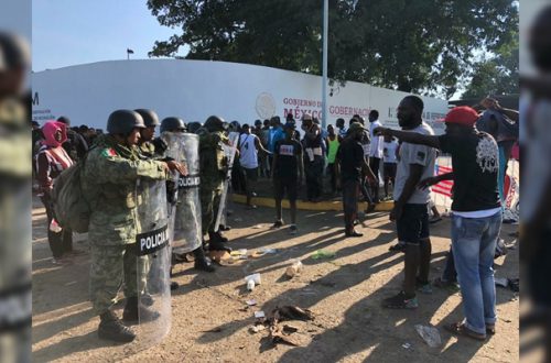 Migrantes africanos tiraron vallas metálicas y realizaron pintas en la Estación Migratoria Siglo 21, ubicada en Tapachula, para demandar libre tránsito por el país y poder llegar así a la frontera con Estados Unidos. Foto /‘La Jornada’.