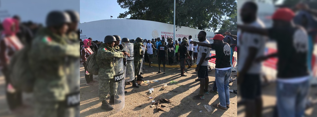 Migrantes africanos tiraron vallas metálicas y realizaron pintas en la Estación Migratoria Siglo 21, ubicada en Tapachula, para demandar libre tránsito por el país y poder llegar así a la frontera con Estados Unidos. Foto /‘La Jornada’.
