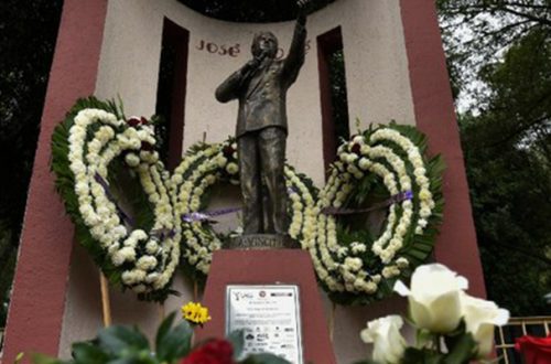 Ciudadanos rindieron homenaje al cantante José José en el Parque de la China, en la alcaldía Azcapotzalco, CDMX. Foto/Notimex