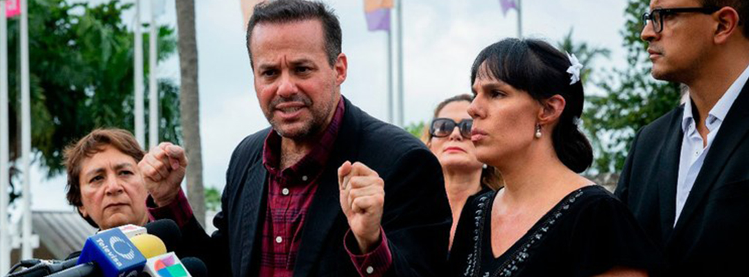 José Joel Sosa y su hermana Marysol Sosa, hijos del cantante mexicano José José, durante una conferencia de prensa en Bayfront Park, Miami, el 1 de octubre de 2019. Foto Afp