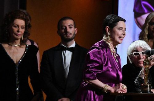 La actriz Geena Davis y la directora Lina Wertmuller recibieron el Óscar honorífico a la equidad de género. Foto/Afp