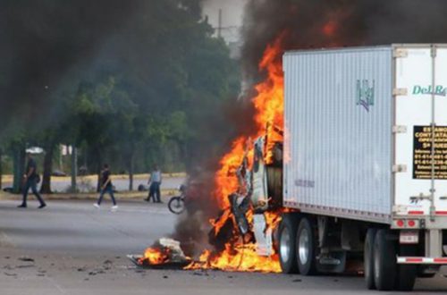Un camión se incendia en una calle de Culiacán, Sinaloa, como parte de la ofensiva a la captura de Ovidio Guzmán, hijo de 'El Chapo' por parte del Ejército, ayer jueves 17 de octubre. Foto AFP