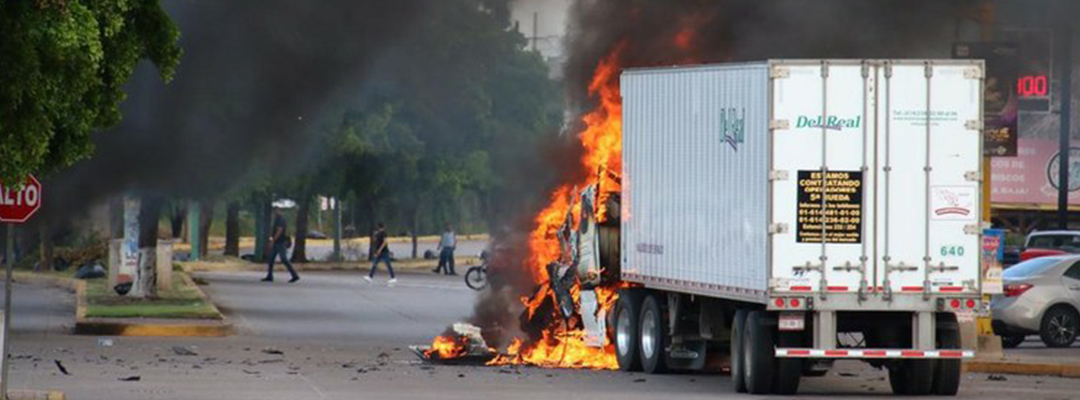 Un camión se incendia en una calle de Culiacán, Sinaloa, como parte de la ofensiva a la captura de Ovidio Guzmán, hijo de 'El Chapo' por parte del Ejército, ayer jueves 17 de octubre. Foto AFP