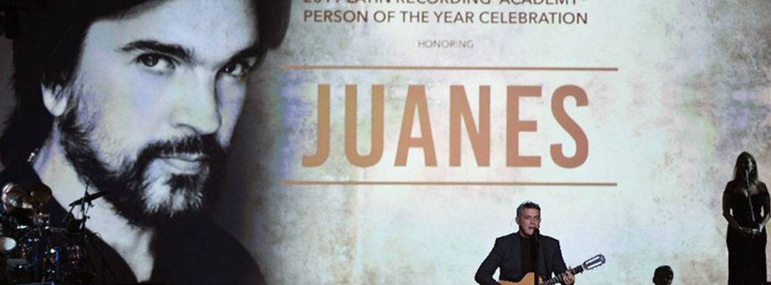 El músico español Alejandro Sanz se presenta en el escenario de la gala Persona del Año de los Latin Grammy en honor al músico colombiano Juanes, como parte de la 20 Entrega del Latin Grammy en Las Vegas, Nevada, el 13 de noviembre de 2019. Foto Afp / Valerie Macon