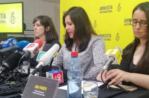 Ana Piquer (der.) en la presentación del informe de Amnistía Chile, Foto retomada de Twitter @amnistiachile