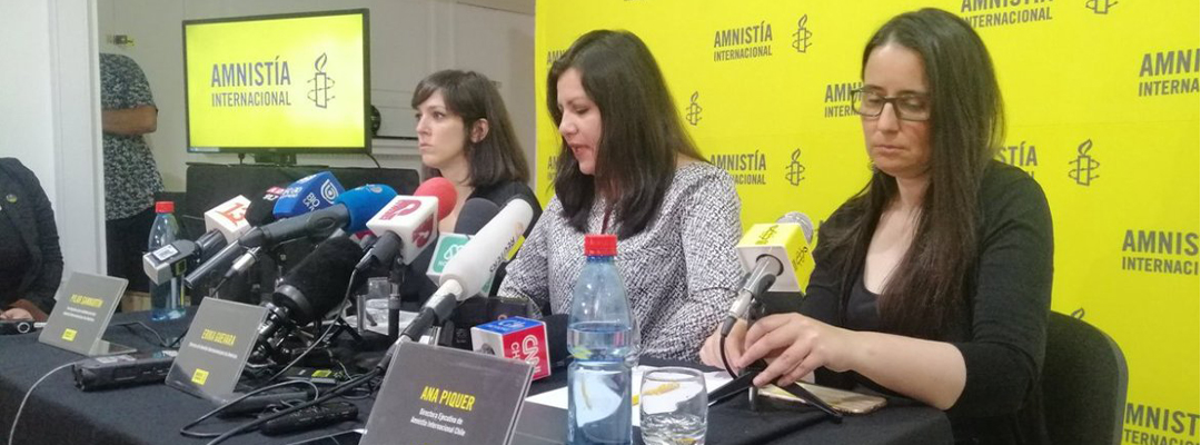 Ana Piquer (der.) en la presentación del informe de Amnistía Chile, Foto retomada de Twitter @amnistiachile