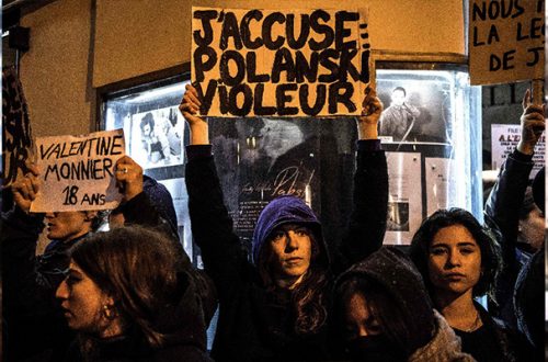 Varias decenas de feministas bloquearon el martes un preestreno de ‘Yo acuso’ en un cine parisino. Foto Afp