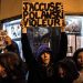 Varias decenas de feministas bloquearon el martes un preestreno de ‘Yo acuso’ en un cine parisino. Foto Afp
